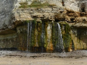 Ausfluss einer Wasserader als Schichtfugenquelle in der Kreideküste der Normandie