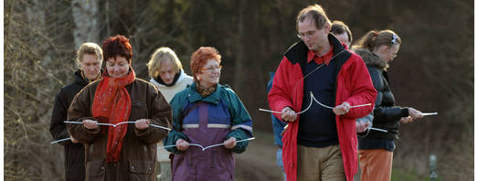 Kursteilnehmer bei den ersten Rutenerfahrungen mit der Wünschelrute - Bild aus dem Zeitungsartikel WAZ vom 23.03.2009